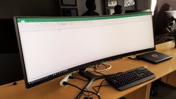 Màn hình siêu rộng của Samsung (ảnh Business Insider)