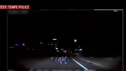 Chiếc xe Uber đã không nhận ra người phụ nữ di chuyển trên đường (ảnh cắt từ clip)