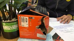 Hộp máy ảnh bị xé một góc (ảnh nhân vật cung cấp)