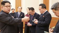 Nhà lãnh đạo Triều Tiên Kim Jong Un gặp gỡ các lãnh đạo cao cấp của nước này ngày 13/2/2018 (ảnh: Reuters)