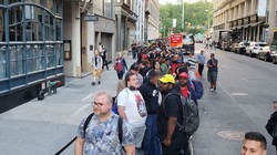 Dòng người xếp hàng mua điện thoại ở New York (ảnh Business Insider)