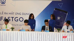 Ông Nguyễn Hữu Tuất, Tổng Giám đốc FastGo (thứ hai từ trái sang) ký thỏa thuận hợp tác với các đối tác PIT, MasterCard và Open99