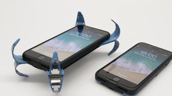 Chiếc ốp đặc biệt này có 4 lò xo giúp giảm chấn khi điện thoại tiếp xúc với nền đất (ảnh cắt từ clip)