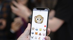 iPhone X bản 64 GB được bán với giá 1000 USD (ảnh: EYFV)