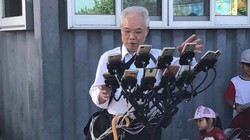 Ông Chen chế ra giá đỡ để chơi được cùng lúc nhiều chiếc điện thoại (ảnh: Twitter)