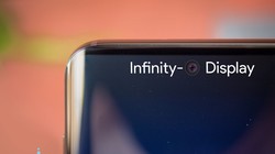 Màn hình đục lỗ là xu hướng của smartphone từ năm 2019? (ảnh minh họa: Phone Arena)