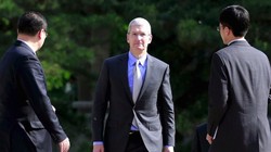 CEO Apple, ông Tim Cook trước cuộc gặp gỡ với Phó Thủ tướng Trung Quốc Lưu Diên Đông (Liu Yandong) tại Bắc Kinh, ngày 12/5/2015 (ảnh: Reuters)