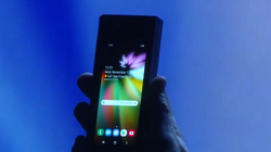 Mô hình Samsung Galaxy F được hé lộ tại hội thảo các nhà phát triển do Samsung tổ chức (ảnh: Phone Arena)