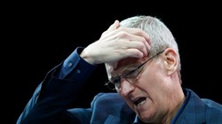 CEO Apple, ông Tim Cook chắc chắn sẽ đau đầu để tìm cách vực lại doanh số iPhone đang có chiều hướng sụt giảm (ảnh: Business Insider)