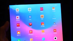 Máy tính bảng gập lại thành điện thoại (ảnh cắt từ clip)