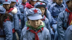 Trẻ em mặc đồng phục ở Trung Quốc (ảnh: AFP)