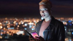 Đây là mẫu điện thoại uốn gập của Samsung? (ảnh cắt từ clip)