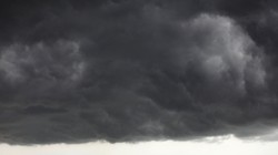 Những đám mây đen trên trung tâm thành phố Miami, Hoa Kỳ (ảnh: Reuters))