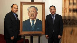 Ông Nguyễn Anh Minh (Giám đốc Bảo tàng Mỹ thuật Việt Nam) bàn giao tác phẩm "Chân dung Hoàng thân Souphanouvong" cho đại diện bảo tàng Kaysone Phomvihane
