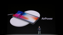 Ông Tim Cook giới thiệu sạc không dây AirPower tại sự kiện ra mắt iPhone X (ảnh: Business Insider)