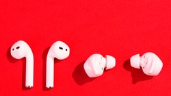 Tai nghe AirPods của Apple và Galaxy Buds của Samsung (ảnh: Business Insider)