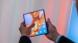 Huawei Mate X (ảnh: Phone Arena)