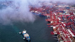 Xung đột thương mại Mỹ - Trung ảnh hưởng tiêu cực tới hoạt động kinh doanh của doanh nghiệp châu Âu (Nguồn: AFP)