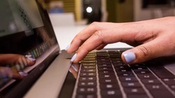 Apple tiếp tục thiết kế lại bàn phím cánh bướm (ảnh CNET)