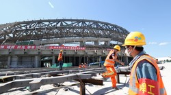 Công nhân xây dựng một sân trượt băng tốc độ cho Thế vận hội mùa đông 2022 ở Bắc Kinh. Trung Quốc đã tăng cường xây dựng cơ sở hạ tầng trong năm nay theo một chương trình kích thích kinh tế (ảnh Reuters)