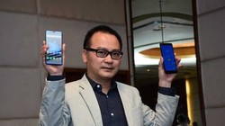 ông Ngô Nguyên Kha, Giám đốc Điều hành tập đoàn Mobiistar giới thiệu những mẫu điện thoại của mình tại thị trường Ấn Độ (ảnh: Hindu Business Line)