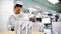 Công nhân ở nhà máy Foxconn (ảnh ElephantRoom)