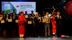 Bộ trưởng Bộ TT&TT Nguyễn Mạnh Hùng và GS.TSKH Đỗ Trung Tá trao giải cho đơn vị tiêu biểu