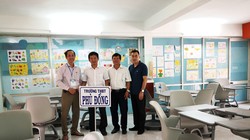 Đại diện Công ty Huawei Việt Nam và Hội Tin học TP. HCM trao tặng bàn ghế cho Trường Tiểu học Phù Đổng, TP. Tuy Hòa, tỉnh Phú Yên.