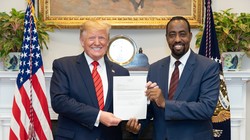 Tổng thống Mỹ Donald Trump tiếp Tổng Giám đốc Liên minh Bưu chính thế giới Bishar A. Hussein (ảnh UPU)