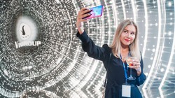 Thiếu nữ Nga thích thú selfie bằng điện thoại Vsmart