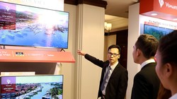 Đại diện VinSmart giới thiệu tivi cho khách thăm quan