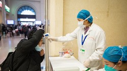 Một hành khách được đo thân nhiệt