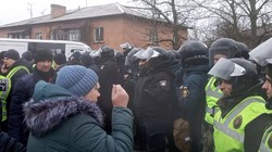 Người dân Ukraina đụng độ với cảnh sát (ảnh AFP)