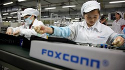 Công nhân lắp ráp thiết bị điện tử tại nhà máy của Foxconn ở Thâm Quyến (ảnh Getty Images)