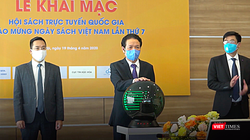 Thứ trưởng Hoàng Vĩnh Bảo bấm nút khai trương Hội sách 2020