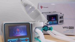 VSmart VFS-410 là bản nâng cấp đặc biệt của phiên bản máy thở đầu tiên VFS-310 do các kỹ sư Vingroup phát triển từ ý tưởng thiết kế của Đại học MIT (Mỹ)