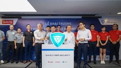 Thứ trưởng Bộ TT&TT Nguyễn Thành Hưng, Chủ tịch Hội Truyền thông số VN Nguyễn Minh Hồng và ban lãnh đạo SAVIS bấm nút khai trương Trung tâm SAVIS Cyber Security