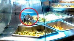 Chuột bò vào khay thức ăn ở Aeon Mall Tân Phú (ảnh: T.T.B)