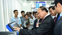Thủ tướng tham quan Trung tâm hành chính công và xúc tiến đầu tư tỉnh Quảng Nam (ảnh: báo Quảng Nam)