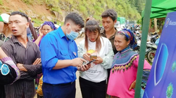 Huyện đoàn Si Ma Cai phối hợp hỗ trợ, hướng dẫn nhân dân cài đặt, sử dụng ứng dụng Bluezone