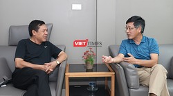 TS Đỗ Lê Chi (phải) trong một cuộc phỏng vấn với nhà báo Lê Thọ Bình