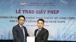 ông Lã Hoàng Trung – Giám đốc Trung tâm chứng thực điện tử Quốc gia (bên phải) trao giấy phép Cung cấp dịch vụ Chứng thực chữ ký số công cộng cho Công ty Cổ phần Công nghệ SAVIS