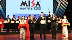 Ông Lê Hồng Quang nhận cúp và bằng khen Giải thưởng Chuyển đổi số Việt Nam 2020