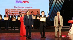 Các đơn vị nhận cúp và bằng chứng nhận từ đại diện Ban Tổ chức giải thưởng Chuyển đổi số Việt Nam 2020