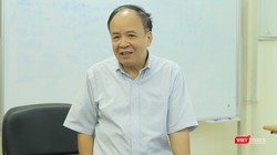 PGS.TS Nguyễn Ái Việt trong một cuộc hội thảo về dịch thuật tổ chức tại Đại học Bách Khoa Hà Nội.