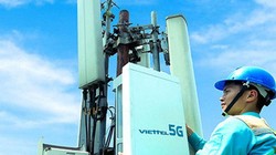 Công nhân lắp đặt một trạm thu phát sóng 5G tại Hà Nội