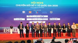 Phó Thủ tướng Vũ Đức Đam và Bộ trưởng Bộ Y tế Nguyễn Thanh Long trao giải thưởng cho các đơn vị xuất sắc trong lĩnh vực y tế