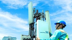 Nhân viên Viettel lắp thử nghiệm dịch vụ 5G tại Hà Nội