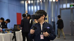 Một bạn trẻ trải nghiệm công nghệ thực tế ảo tại triển lãm