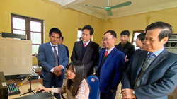 Các khách mời tham quan hệ thống đài phát thanh số ứng dụng Công nghệ thông tin – Viễn thông